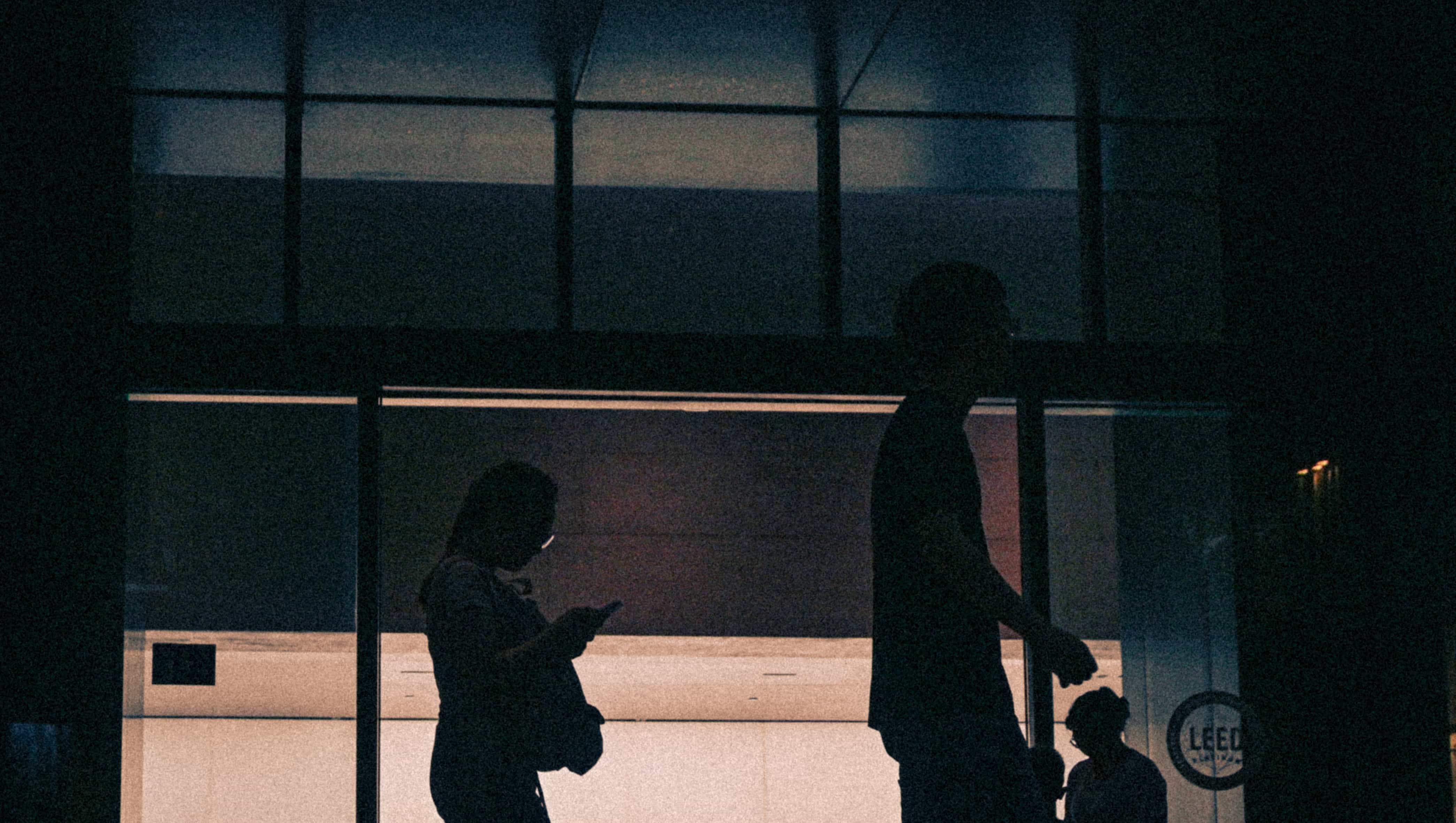 一张自加噪点想模仿90年代香港夜景的不成熟照片